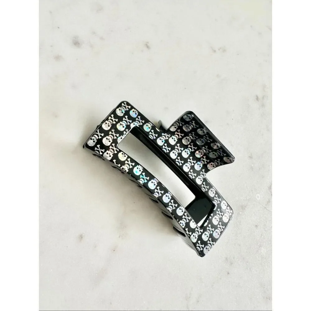 Iradecent pirate skull black hair claw